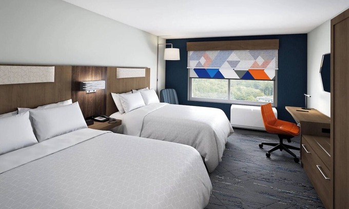 West Kissimmee Hotel | Experience The Magic of Orlando- 2 Rooms W/Free Shuttle, 5 Pools, and Breakfast