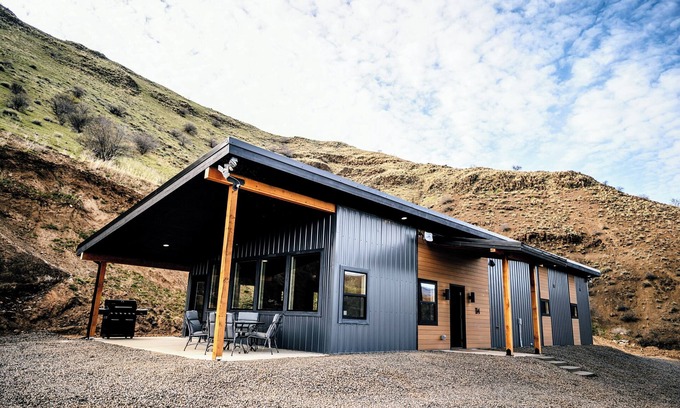 White Bird House | Experience the mountains in modern luxury with views of the Salmon River