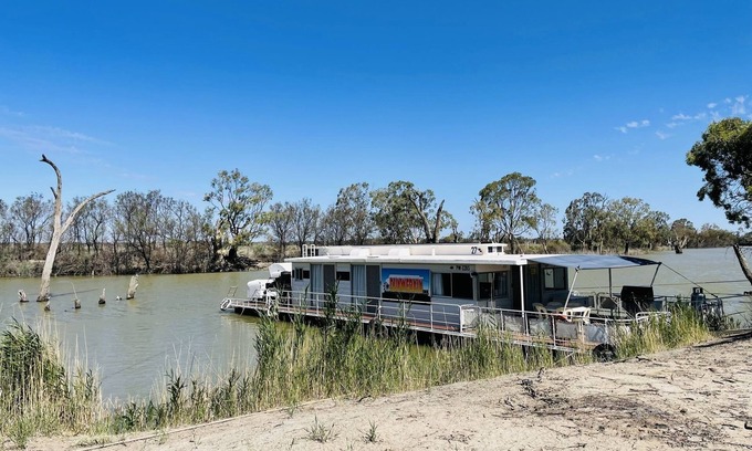 Renmark North Boat Rental | Experience the original houseboat holiday aboard a Liba Liba - HIRE DRIVE
