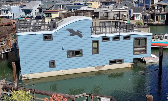 Bay Area Boat Rental | Experience the unique floating home community of Sausalito!