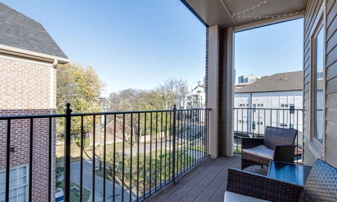 West End Condo | Experience West End - Minutes to Broadway & Restaurants Newly Updated Corner Condo
