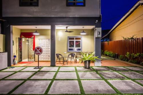Benggali House | Explore 5BR Gardenhouse Retreats (Free Parking)