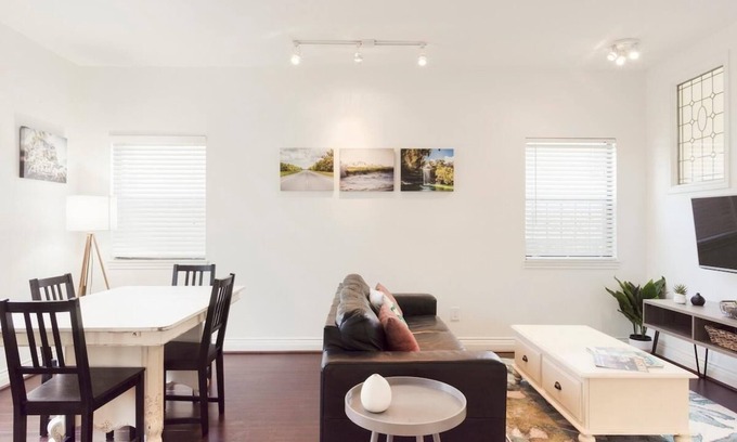 Hyde Park Apartment | Explore Austin from an Airy, Modern Apartment