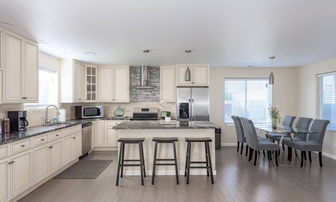 Dupont House | EXPLORE CO-Perfect for fams/groups. Close to DIA.