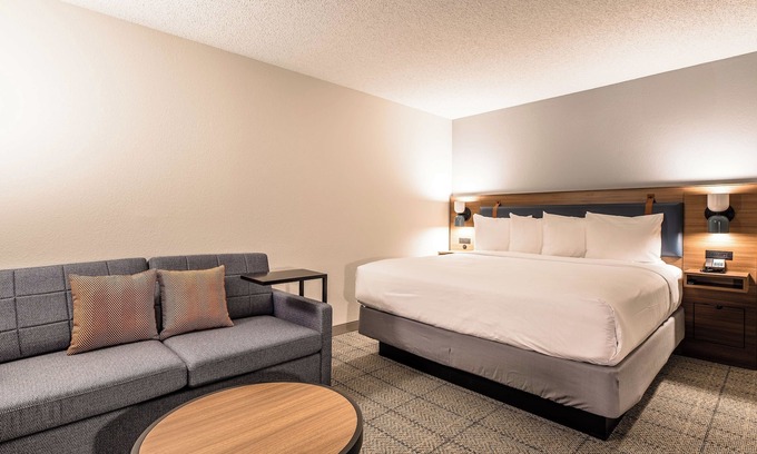 Richardson Hotel | Explore Culture! Pool, Pets Allowed, Minutes to Heights Family Aquatic Center