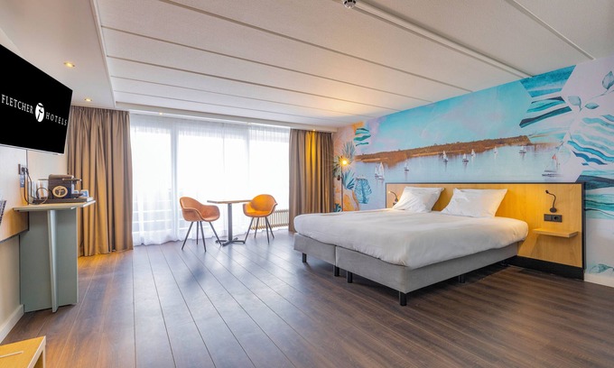 Oud-Loosdrecht Hotel | Explore Loosdrecht by Bike, Paddle the Lake and Enjoy Waterfront Dining