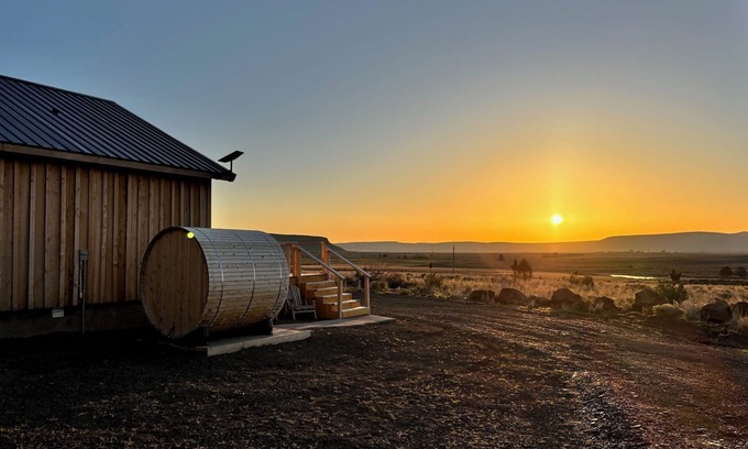 Summer Lake Cottage | Explore Oregon Outback - Sauna - Stargaze - WIFI - Bird Watching Enthusiasts