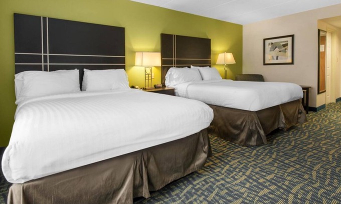 Savannah House | Explore Orlando Vineland Premium Outlets! 4 Comfortable Units, Free Parking