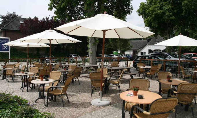 Beekbergen-West Hotel | Explore Royal Gardens, Forest Trails, and Wild Monkeys Nearby! Onsite Dining!