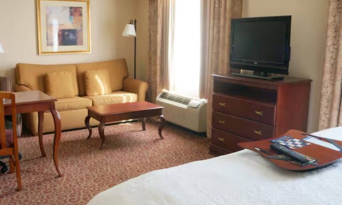 Kingman Hotel | Explore the Grand Canyon: Kingman Stay w/Pool & Close to Downtown