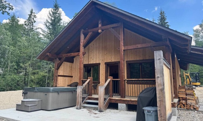 Golden Cabin | Explorer Creekside Cabin