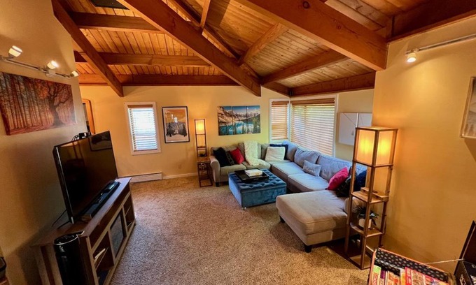 Thornton Apartment | Exposed Beam 3BR Modern Mountain Retreat