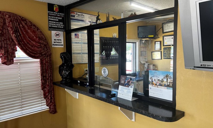 Barker Hotel | Express Inn & Suites