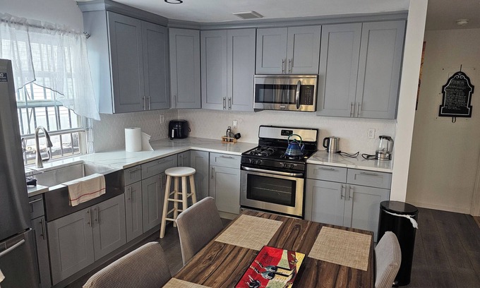 East New York Apartment | Expuiste, charming 2-bedroom apartment with AC, WiFi in beautiful ENY Brooklyn