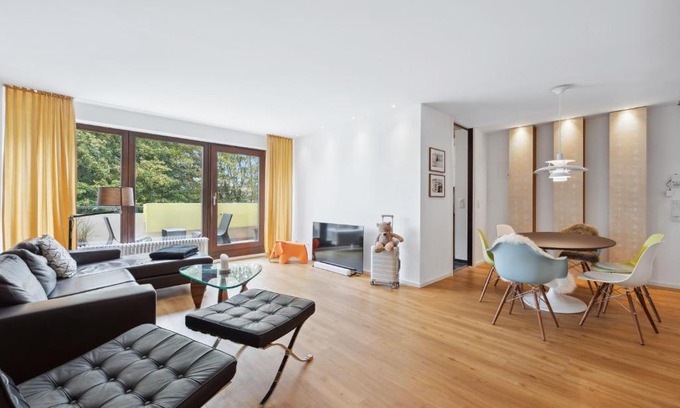 Boeblingen Apartment | EXQUIS Kunstvolles Luxusapartment I Designmöbel I Balkon I Homeoffice I Parken I Netflix