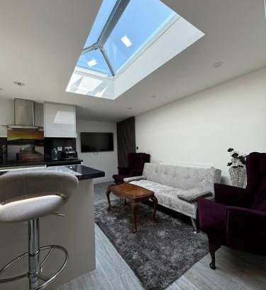 Lacey Green House | Exquisite 2 Bedroom Fully Furnished Annex