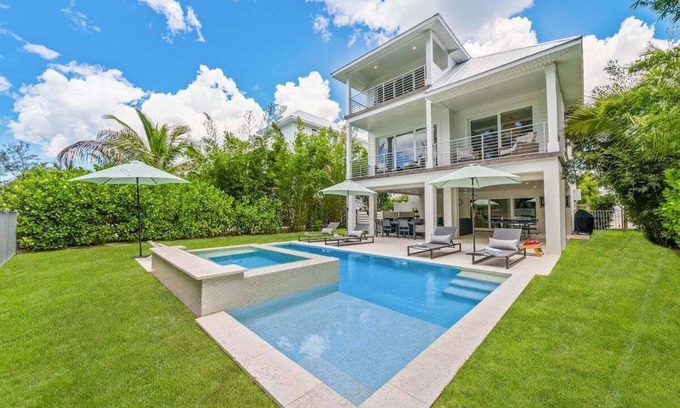 Longbeach Village House | Exquisite 3 BR/3.5 BA home with pool and spa on Longboat Key - The Captain's Quarters