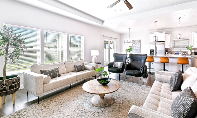 Meridian House | Exquisite 3BR 2BR Vacation Nest by The Village