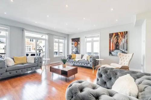 West Oak Trails House | Exquisite 3BR, 4WR Townhome on Bronte Rd Oakville