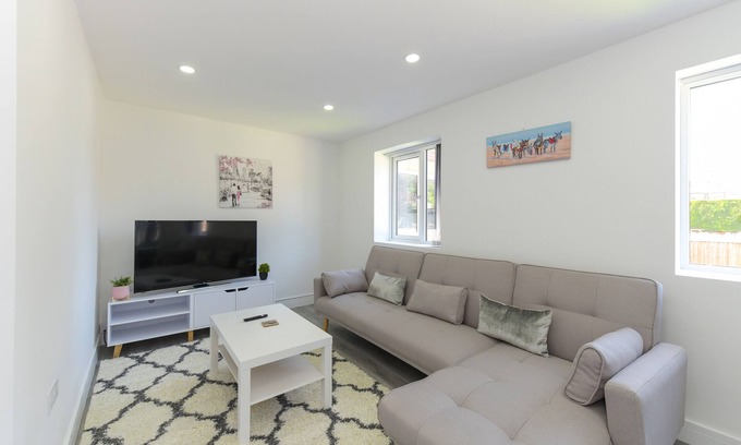 Gedling Apartment | Exquisite Contemporary 2bd Home, Low Carbon, Prkng