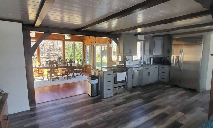New Holland Cottage | Exquisite cottage with valley views and Hot Tub