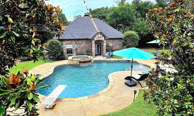 Combine House | Exquisite Country GUEST HOUSE with Pool & Hot Tub.nNO PARTIES or events allowed.