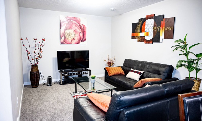 Airdrie House | Exquisite & Cozy La'Posh Suite w/WiFi, Workspace, Storage