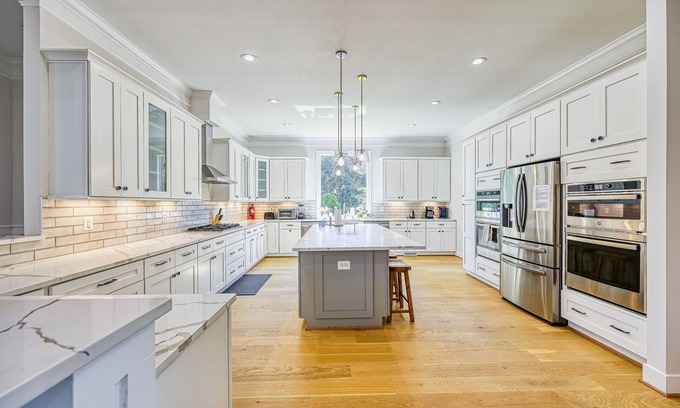 Livingston House | Exquisite lakefront home with game room, kayaks, lovely deck, washer/dryer & AC