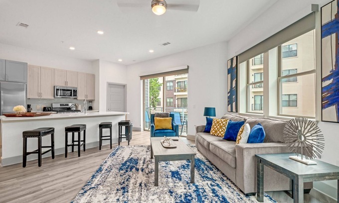 Greenway Plaza-Upper Kirby Apartment | Exquisite Luxe Flat- Sleeps 8 near Houston Rodeo & Final Four