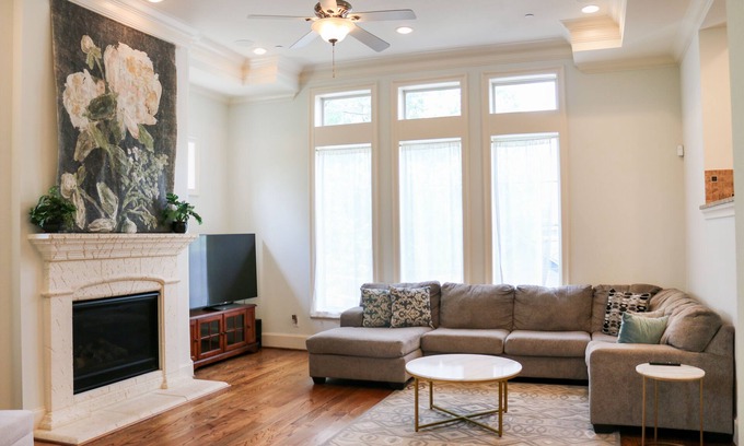 Boulevard Oaks House | Exquisite Luxury Retreat with Stunning Views