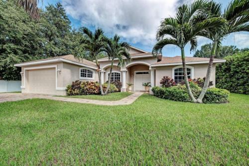 Palma Sola House | Exquisite modern home with pool - 10 min to beach