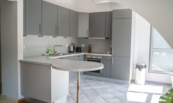 Limpertsberg Apartment | Exquisite Penthouse w Mountain View close to DT ID34