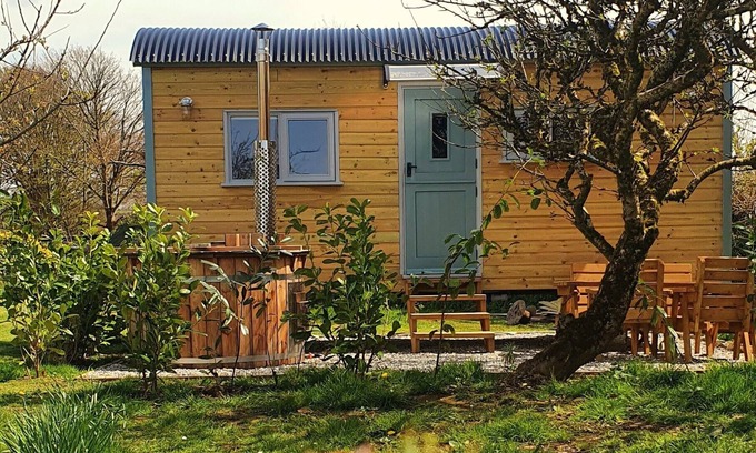 St Teath Cabin | Exquisite Shepherd's HUT With HOT TUB - Between Moor and sea
