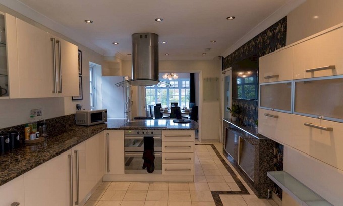 Borehamwood House | Exquisite six bed house close to London| Pass the Keys