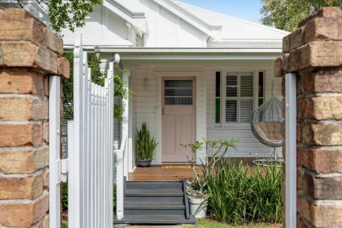 Toowoomba House | Exquisite, Stunning & Central! CDB Fringe Cottage!