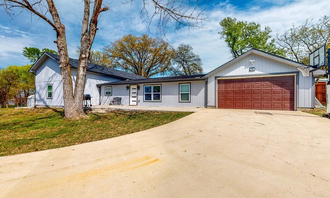Quinlan House | Exquisite Waterfront - New Construction w/Kitchen