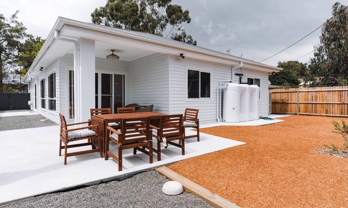 Narrabundah House | Exquisitely Spacious 3-Bed Home