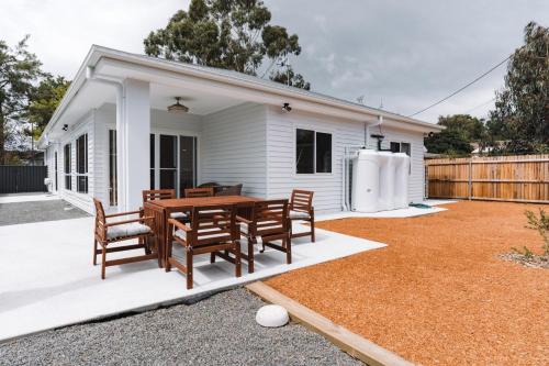 Narrabundah House | Exquisitely Spacious 3-Bed Home