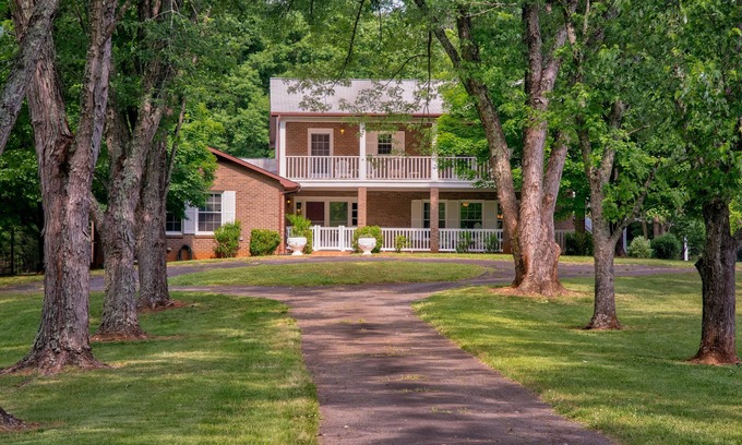 Valdese House | Extended family getaway, executive retreats, events