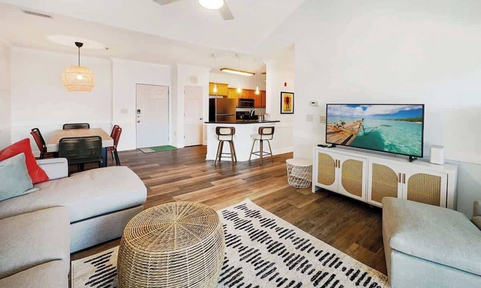 Charleston Condo | Extended Stay Condo with Pool/2mi to Folly Beach!