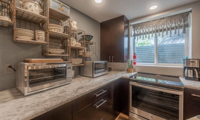 Livingston Apartment | Extended Stay @ Country Glam!