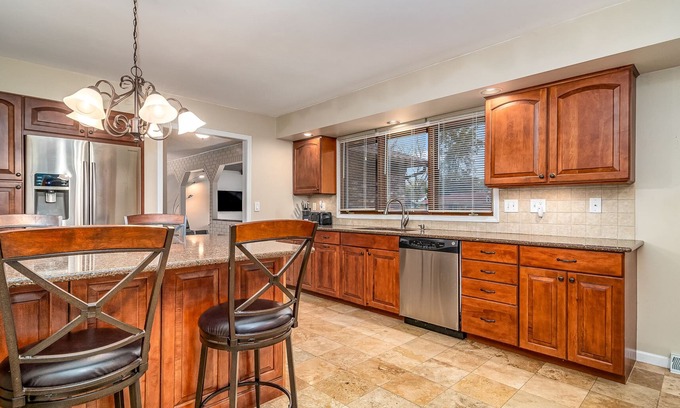 Elgin House | Extended Stay Elgin FHS Rental - Greenridge Dr