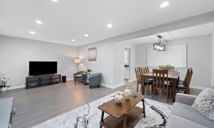 Lombard House | Extended Stay Lombard Rental - Central Ave