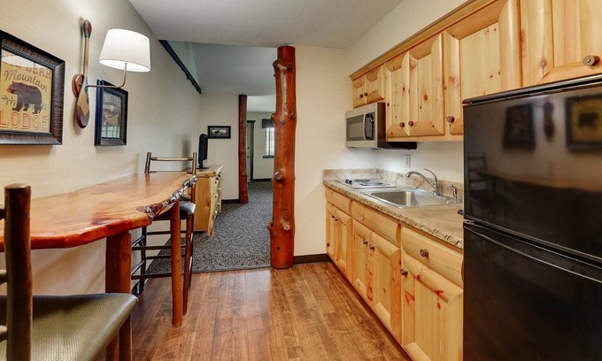 Onalaska House | Extended Stay Queen Suite, Stoney Creek, Kitchen and Balcony | 2 Units