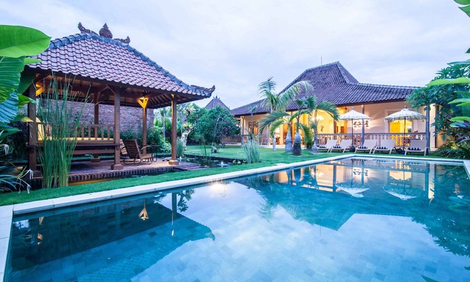 Umalas House | Extensive garden with swimming pool Villa