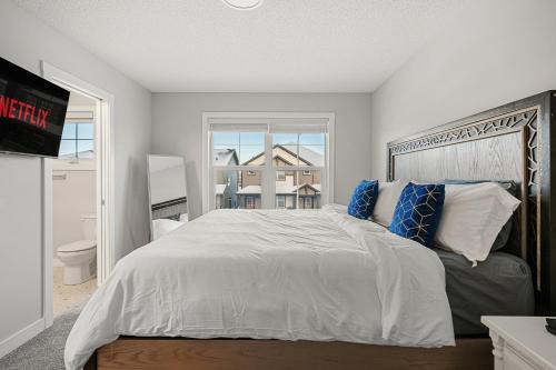 Airdrie House | Extra Large House with AC, Free Banff Access, Sleep 12, BBQ, 4 Bedrooms & 2 Sleeper Sofa Beds