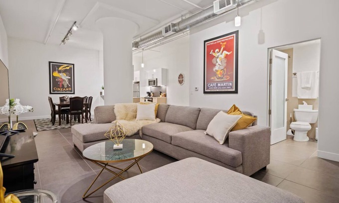 Historic Core Condo | Extra Large One Bedroom DTLA Condo Sleeps 4 with Free Parking and Rooftop Pool