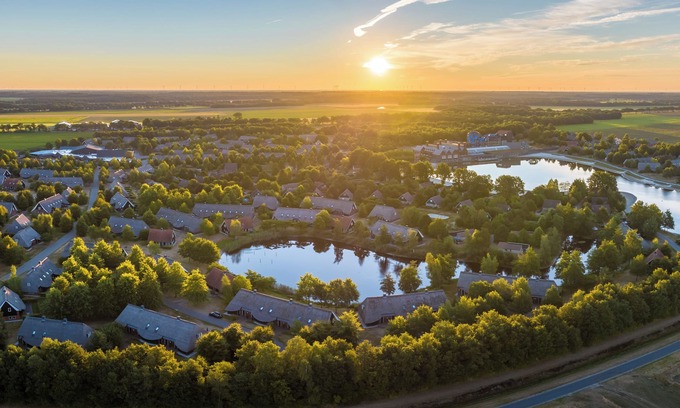 Nooitgedacht House | Extra luxury 6-person Wellness Waterfront farmhouse in the holiday park Hof van Saksen