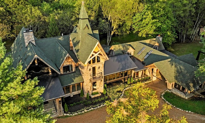 Franklin House | Extraordinary Manor at Dark Horse Estate
