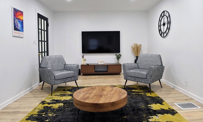 Niagara Falls House | Extravagant 2-bedroom house in Niagara Falls with desirable amenities.